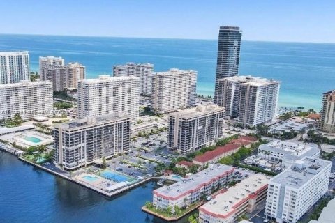 Condominio en alquiler en Hallandale Beach, Florida, 2 dormitorios, 93.83 m2 № 1937771 - foto 2
