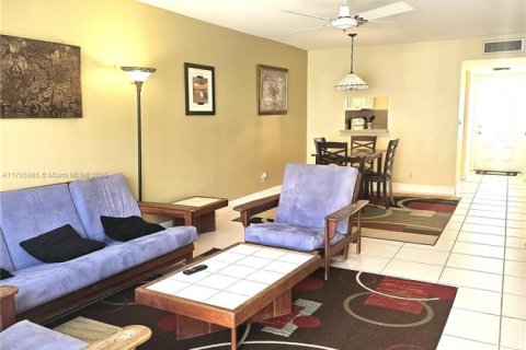 Condo in Hallandale Beach, Florida, 2 bedrooms  № 1937771 - photo 5