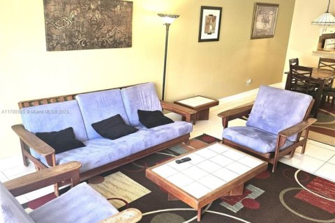 Condo in Hallandale Beach, Florida, 2 bedrooms  № 1937771 - photo 6