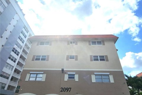 Condominio en alquiler en Hallandale Beach, Florida, 2 dormitorios, 93.83 m2 № 1937771 - foto 30