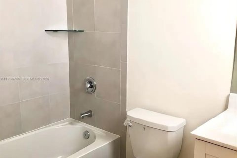 Casa en alquiler en Hialeah, Florida, 3 dormitorios, 123.75 m2 № 1993876 - foto 16