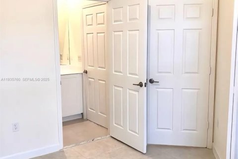 Casa en alquiler en Hialeah, Florida, 3 dormitorios, 123.75 m2 № 1993876 - foto 12