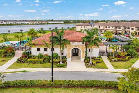 Casa en alquiler en Hialeah, Florida, 3 dormitorios, 123.75 m2 № 1993876 - foto 30