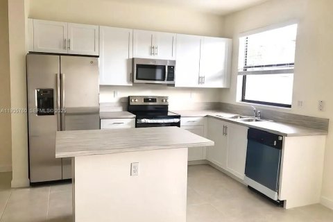 Casa en alquiler en Hialeah, Florida, 3 dormitorios, 123.75 m2 № 1993876 - foto 4