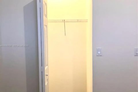 Casa en alquiler en Hialeah, Florida, 3 dormitorios, 123.75 m2 № 1993876 - foto 22