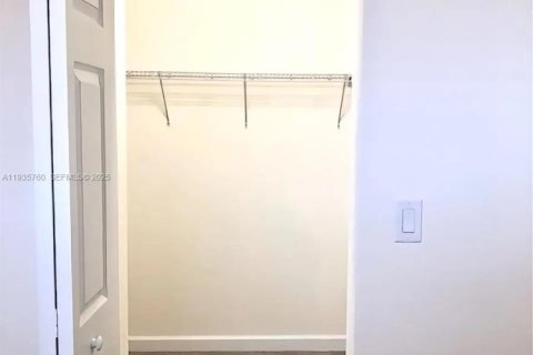 Casa en alquiler en Hialeah, Florida, 3 dormitorios, 123.75 m2 № 1993876 - foto 26