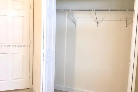 Casa en alquiler en Hialeah, Florida, 3 dormitorios, 123.75 m2 № 1993876 - foto 13