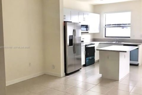 Casa en alquiler en Hialeah, Florida, 3 dormitorios, 123.75 m2 № 1993876 - foto 3