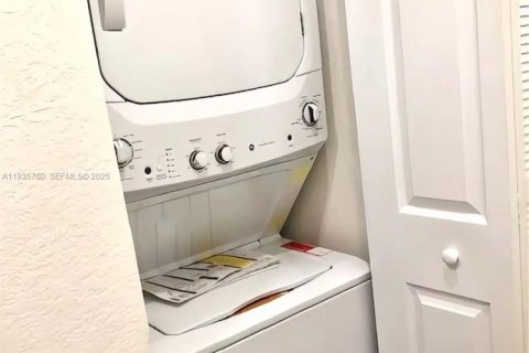 Casa en alquiler en Hialeah, Florida, 3 dormitorios, 123.75 m2 № 1993876 - foto 20