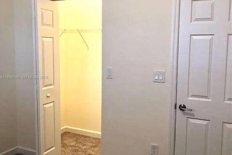 Casa en alquiler en Hialeah, Florida, 3 dormitorios, 123.75 m2 № 1993876 - foto 23