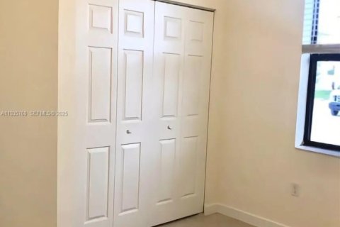 Casa en alquiler en Hialeah, Florida, 3 dormitorios, 123.75 m2 № 1993876 - foto 14