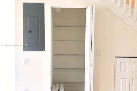 Casa en alquiler en Hialeah, Florida, 3 dormitorios, 123.75 m2 № 1993876 - foto 10