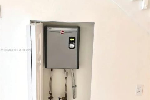 Casa en alquiler en Hialeah, Florida, 3 dormitorios, 123.75 m2 № 1993876 - foto 9