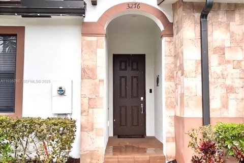 Casa en alquiler en Hialeah, Florida, 3 dormitorios, 123.75 m2 № 1993876 - foto 1