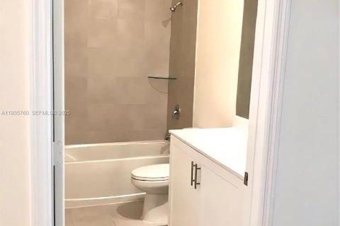 Casa en alquiler en Hialeah, Florida, 3 dormitorios, 123.75 m2 № 1993876 - foto 15