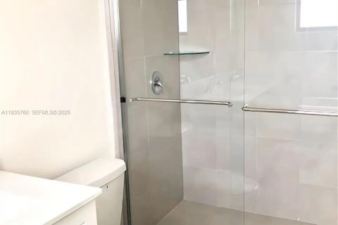 Casa en alquiler en Hialeah, Florida, 3 dormitorios, 123.75 m2 № 1993876 - foto 25