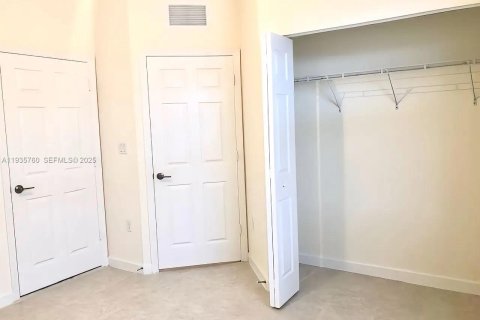 Casa en alquiler en Hialeah, Florida, 3 dormitorios, 123.75 m2 № 1993876 - foto 11