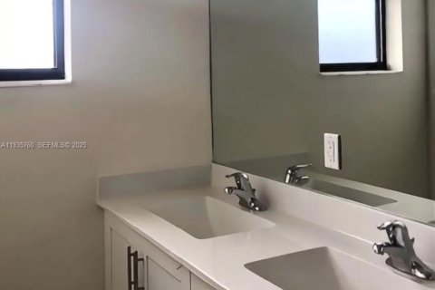 Casa en alquiler en Hialeah, Florida, 3 dormitorios, 123.75 m2 № 1993876 - foto 24