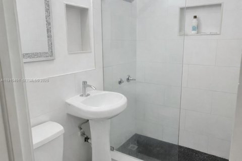 Villa ou maison à vendre à Miami, Floride: 3 chambres № 2055100 - photo 9