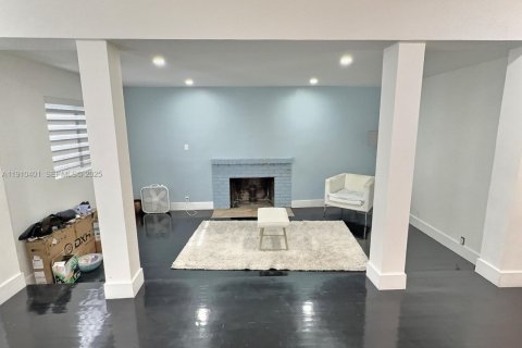 Villa ou maison à vendre à Miami, Floride: 3 chambres № 2055100 - photo 1