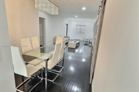 Villa ou maison à vendre à Miami, Floride: 3 chambres № 2055100 - photo 2