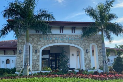 House in Hialeah, Florida 3 bedrooms, 131.18 sq.m. № 2365959