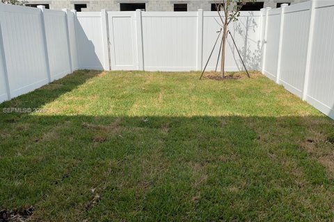 House in Hialeah, Florida 3 bedrooms, 131.18 sq.m. № 2365959 - photo 11