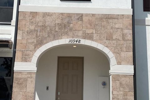 House in Hialeah, Florida 3 bedrooms, 131.18 sq.m. № 2365959 - photo 4