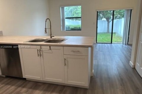 House in Hialeah, Florida 3 bedrooms, 131.18 sq.m. № 2365959 - photo 10
