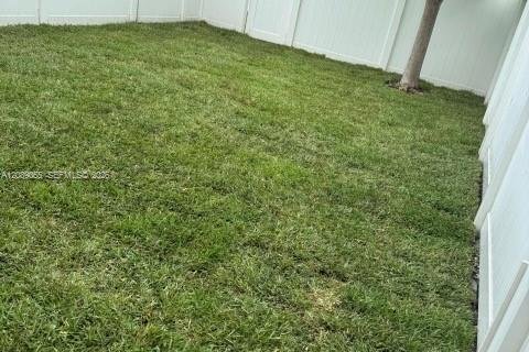 House in Hialeah, Florida 3 bedrooms, 131.18 sq.m. № 2365959 - photo 12
