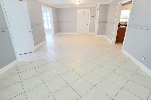 Villa ou maison à louer à Sunrise, Floride: 4 chambres, 148.64 m2 № 2270800 - photo 5