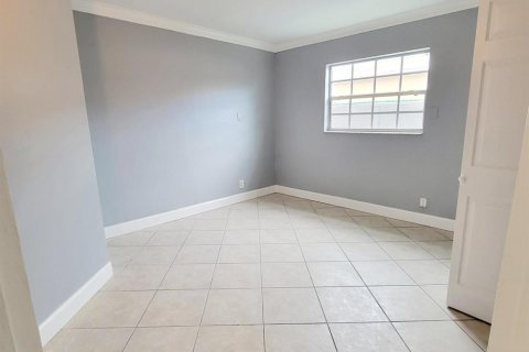Villa ou maison à louer à Sunrise, Floride: 4 chambres, 148.64 m2 № 2270800 - photo 14