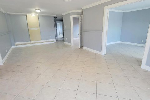 Villa ou maison à louer à Sunrise, Floride: 4 chambres, 148.64 m2 № 2270800 - photo 2