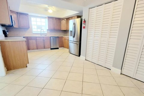 Villa ou maison à louer à Sunrise, Floride: 4 chambres, 148.64 m2 № 2270800 - photo 7