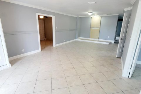 Villa ou maison à louer à Sunrise, Floride: 4 chambres, 148.64 m2 № 2270800 - photo 3