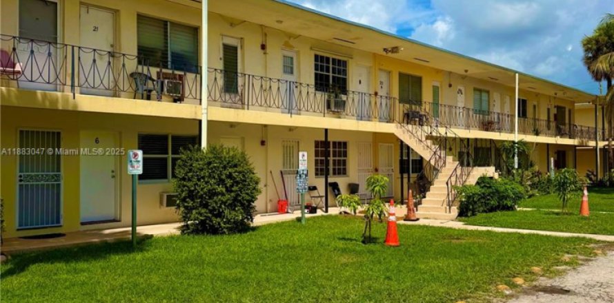 Condominio en Miami, Florida, 1 dormitorio  № 1932018