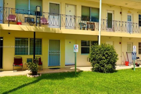 Condominio en alquiler en Miami, Florida, 1 dormitorio, 51.19 m2 № 1932018 - foto 2