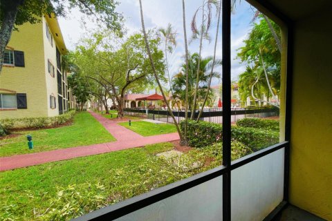 Condo in Pompano Beach, Florida, 1 bedroom № 2189655 - photo 12
