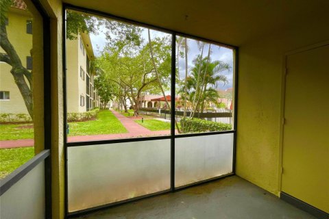 Condo in Pompano Beach, Florida, 1 bedroom № 2189655 - photo 11