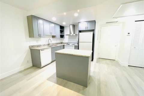 Condo in Pompano Beach, Florida, 1 bedroom № 2189655 - photo 6
