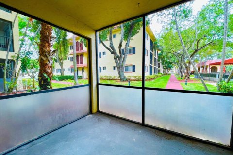 Condo in Pompano Beach, Florida, 1 bedroom № 2189655 - photo 10