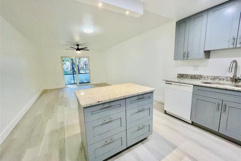Condo in Pompano Beach, Florida, 1 bedroom № 2189655 - photo 18