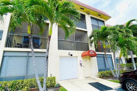 Condo in Pompano Beach, Florida, 1 bedroom № 2189655 - photo 2