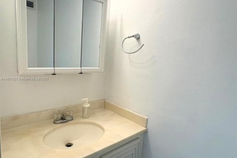 Купить кондоминиум в Халландейл-Бич, Флорида 1 спальня, 85.01м2, № 1728448 - фото 23