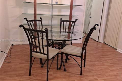 Condominio en alquiler en Pembroke Pines, Florida, 2 dormitorios, 81.75 m2 № 1967812 - foto 15