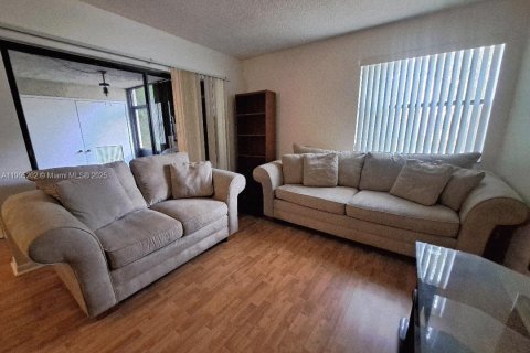 Condominio en alquiler en Pembroke Pines, Florida, 2 dormitorios, 81.75 m2 № 1967812 - foto 2