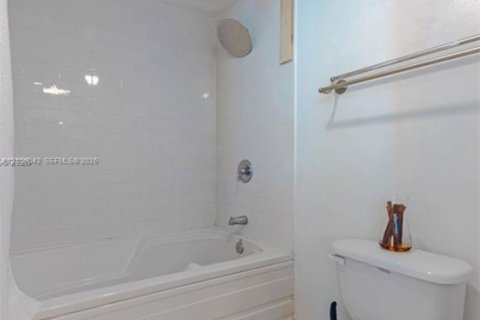Copropriété à louer à Miami, Floride: 2 chambres, 116.59 m2 № 2414781 - photo 24