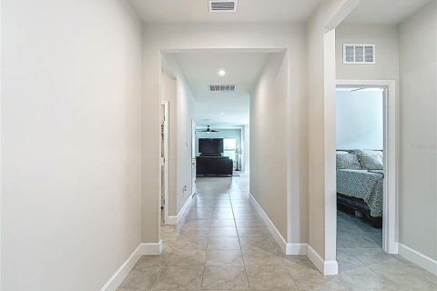 Casa en venta en Zephyrhills, Florida, 4 dormitorios, 187.76 m2 № 1828142 - foto 7