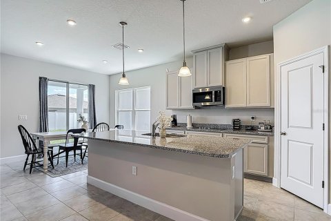 Casa en venta en Zephyrhills, Florida, 4 dormitorios, 187.76 m2 № 1828142 - foto 11