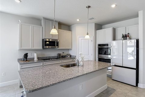 Casa en venta en Zephyrhills, Florida, 4 dormitorios, 187.76 m2 № 1828142 - foto 9